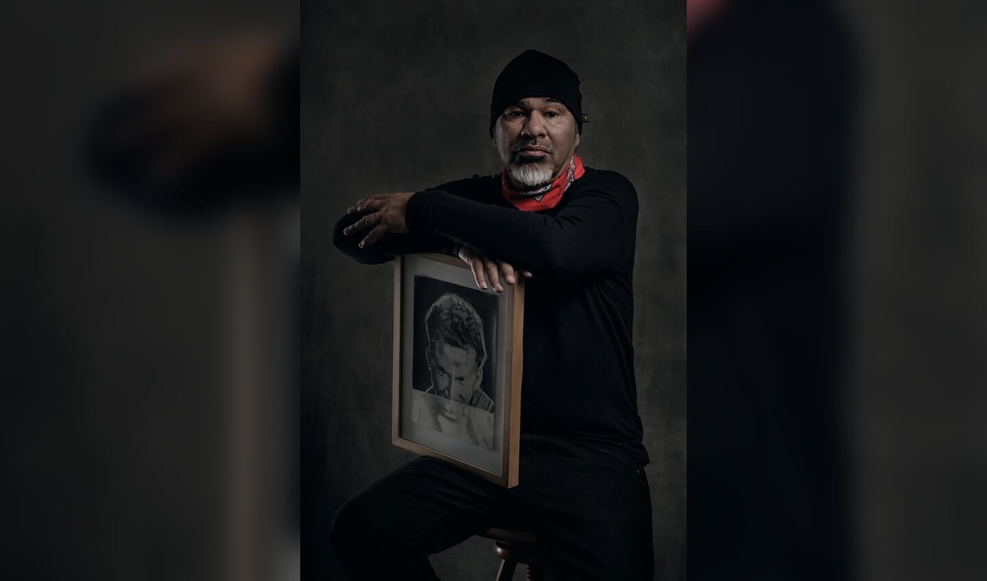 Ben Manusama (63), de tweede generatie. Beeldend kunstenaar, docent, singer-songwriter, maker van 'vertel-theater'.
