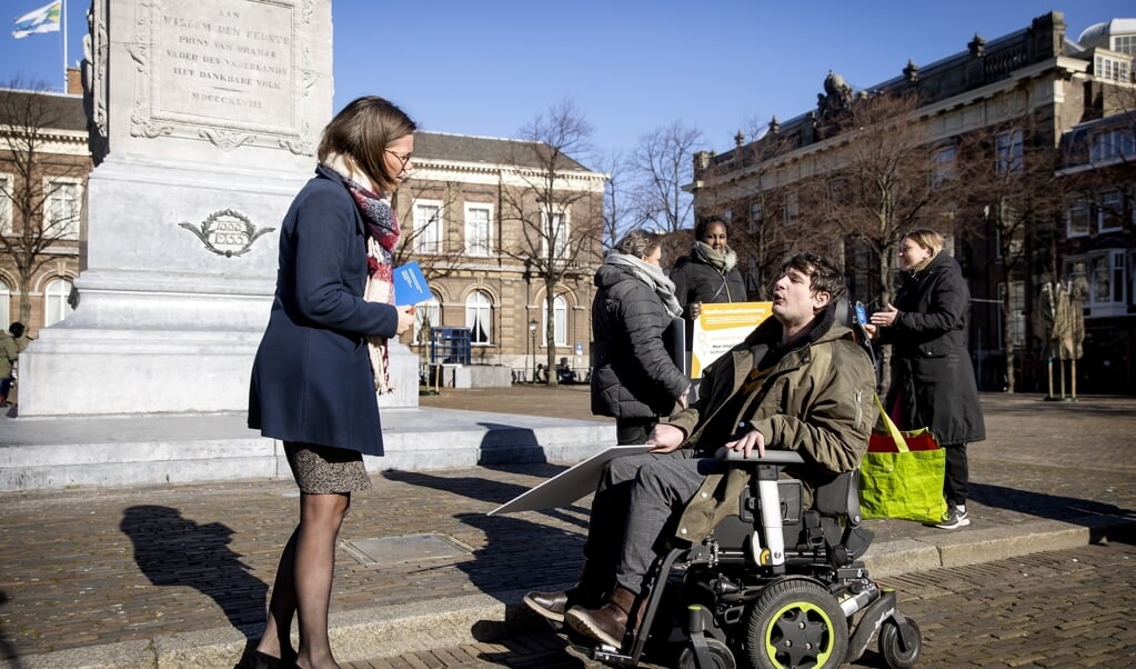 De Vereniging Gehandicaptenzorg Nederland overhandigde begin deze maand een manifest aan Tweede Kamerleden waarin aandacht wordt gevraagd voor de groeiende problemen van mensen met een licht verstandelijke beperking. (beeld anp / Koen van Weel)