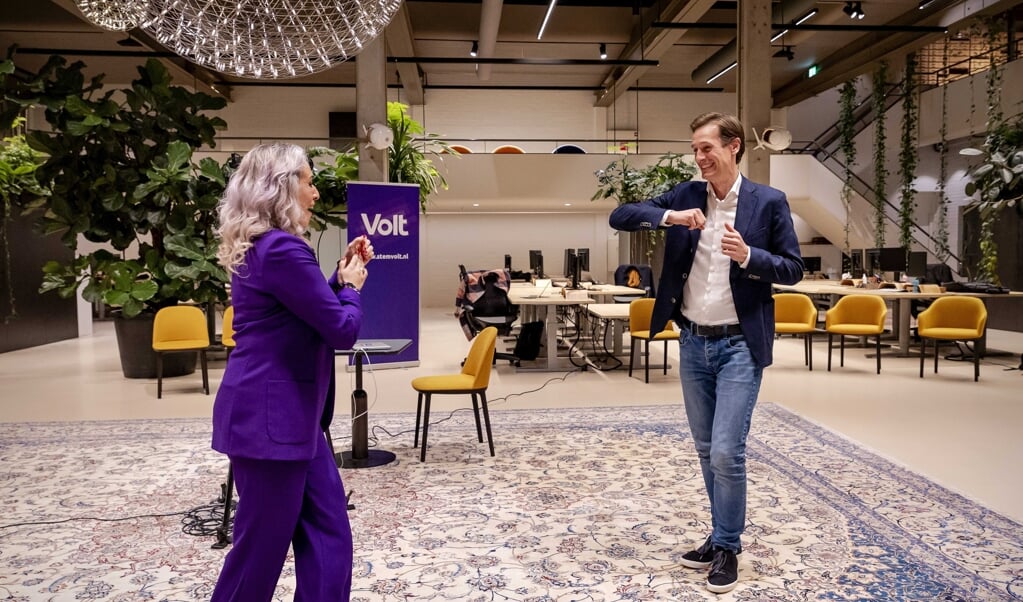 Volt-lijsttrekker Laurens Dassen (rechts) and Nilüfer Gündogan (nummer 2 op de lijst) reageren uitgelaten op de eerste exitpolls. (beeld anp / Sem van der Wal)