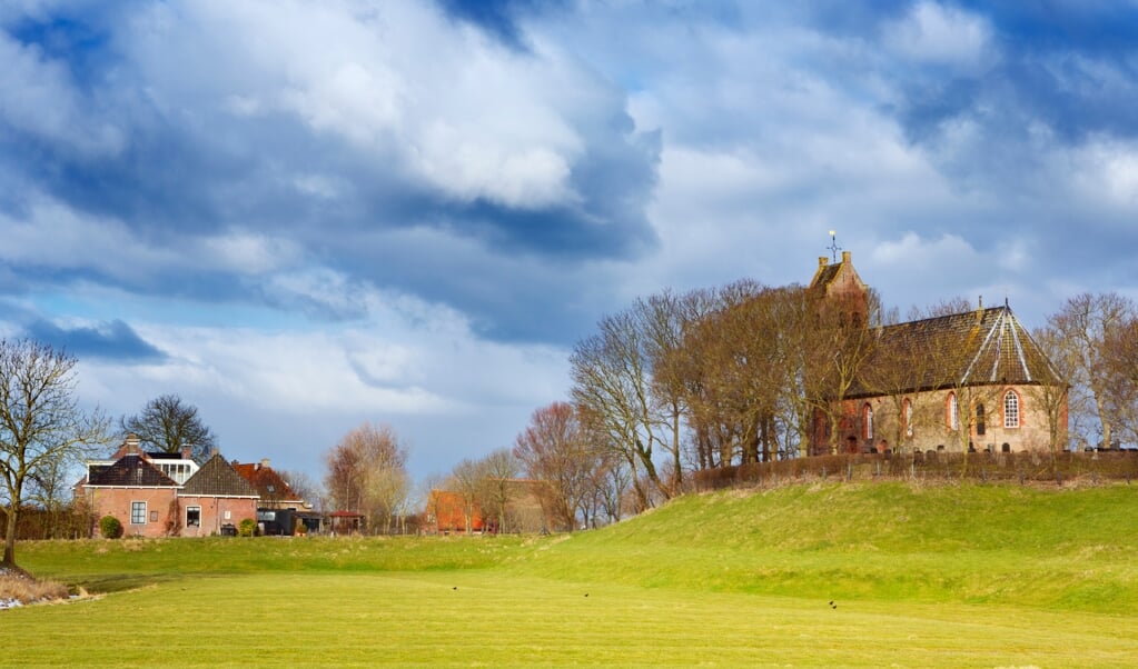 De kerk van Hogebeintum, Friesland. ‘De tijd dat we als gemeenten op onze eigen terp zitten is echt voorbij.’ (beeld istock)