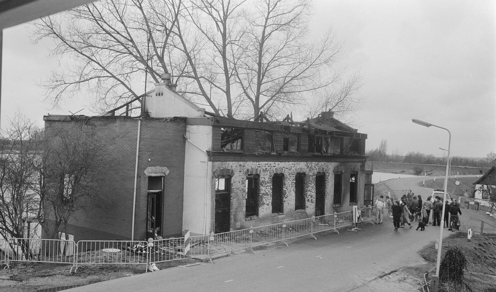 De resten van het uitgebrande hotel Cosmopolite in Kedichem, na de aanslag van 29 maart 1986.