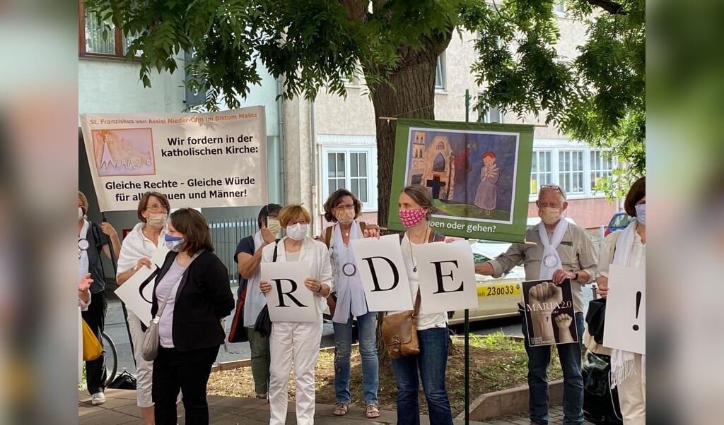 Een demonstratie van de Duitse vrouwenorganisatie Maria 2.0 voor gelijke rechten voor vrouwen en mannen binnen de rooms-katholieke kerk.  (beeld Maria 2.0 / Facebook)