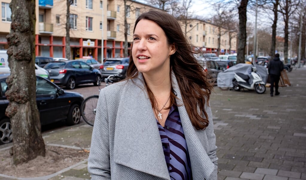 Bettelies Westerbeek voorganger en buurtpastor in Moerwijk in Den Haag: 'Hoop is iets anders dan optimisme. Je hoeft niet altijd optimistisch te blijven, want soms is het leven gewoon niet mooi.' (beeld Dirk Hol)