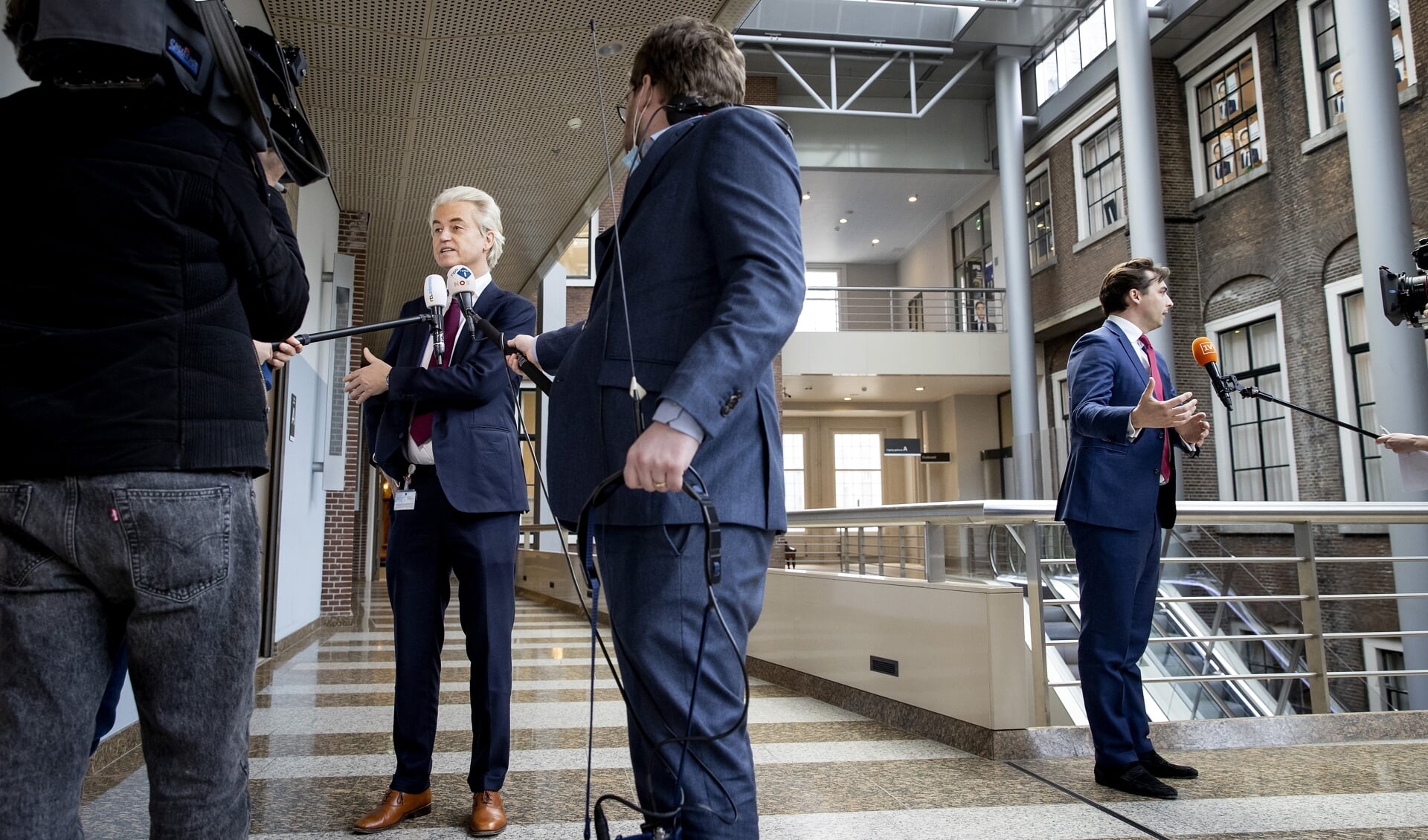 Geert Wilders (PVV) en Thierry Baudet (FvD) staan de pers te woord op de eerste dag van de kabinetsformatie.