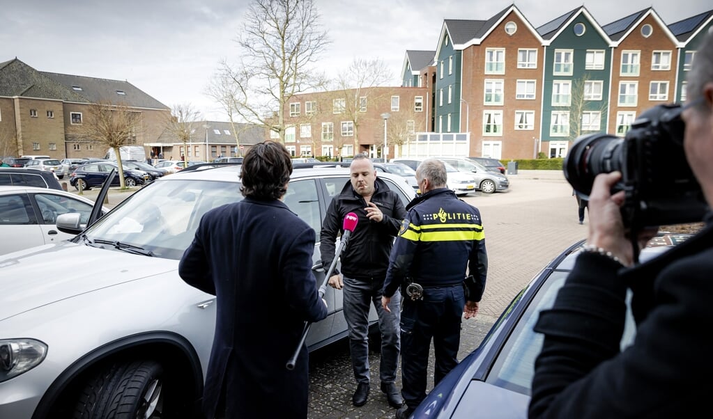 Bij de Sionkerk op Urk reed een auto aan tegen een verslaggever van PowNed. Eerder was hij al geschopt. (beeld anp)