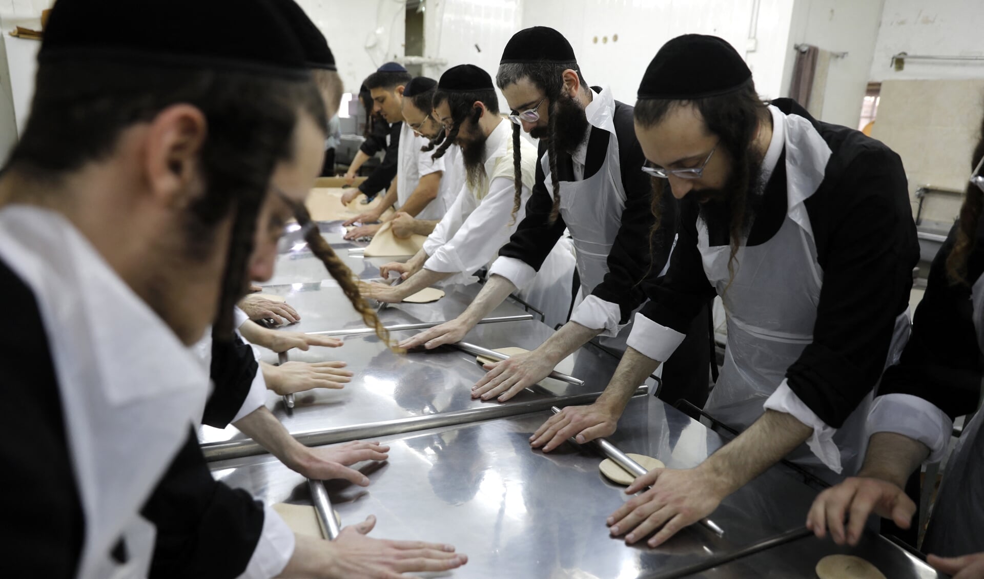 Joden maken in een bakkerij matzes – brood dat niet gerezen is –  ter voorbereiding op Pesach, dat aflopen zaterdag begon.