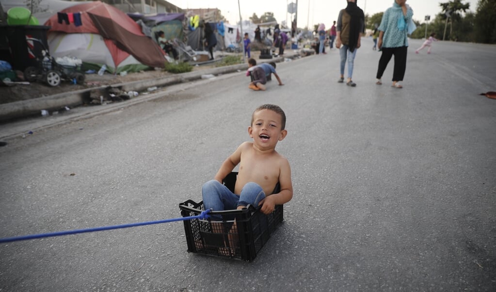 Griekenland vroeg vorig jaar na de brand in vluchtelingenkamp Moria om 2500 kwetsbare kinderen zonder ouders te verdelen over Europa. Nederland nam uiteindelijk twee van deze kinderen op. (beeld. epa / Dimitris Tosidis)