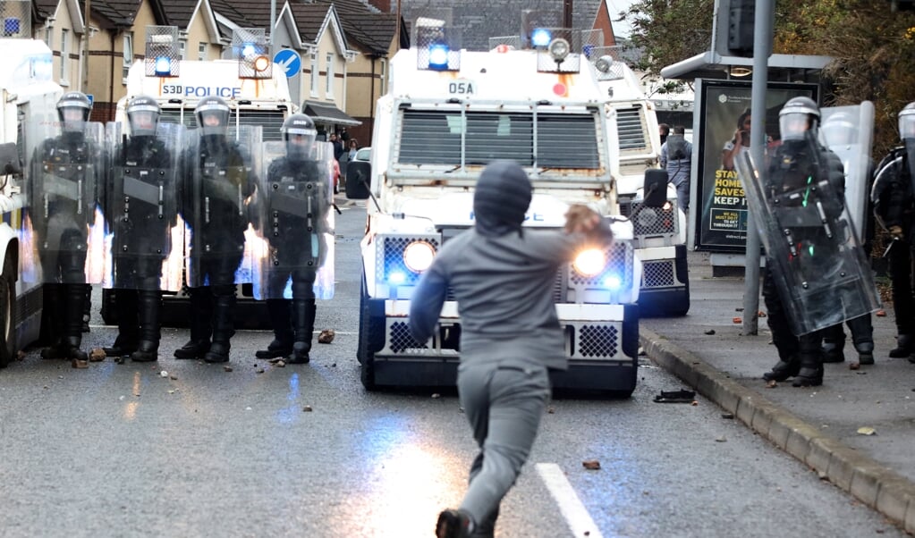 'Terwijl (vooral) protestantse jongeren elke dag de politie met stenen en molotovcocktails te lijf gaan, doet de Britse regering vooralsnog niets.' Een demonstrerende nationalistische jongere in Belfast op 8 april 2021.  (beeld Paul Faith / afp)
