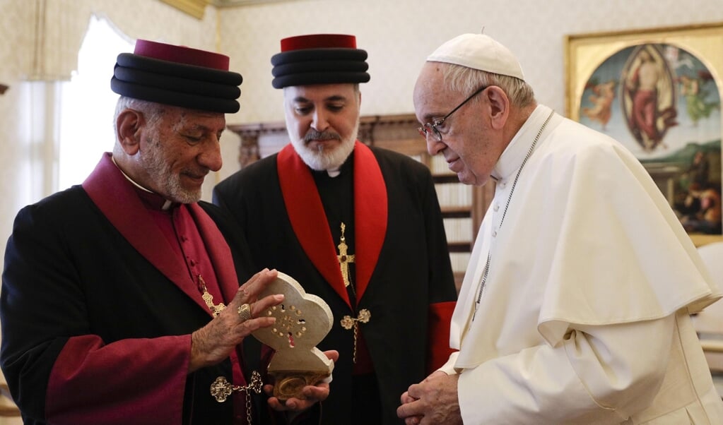 Katholikos-patriarch Gewargis III van de autonome Assyrische Kerk van het Oosten was op 9 november 2018 op bezoek bij paus Franciscus in Rome. (beeld Epa / Gregorio Borgia)