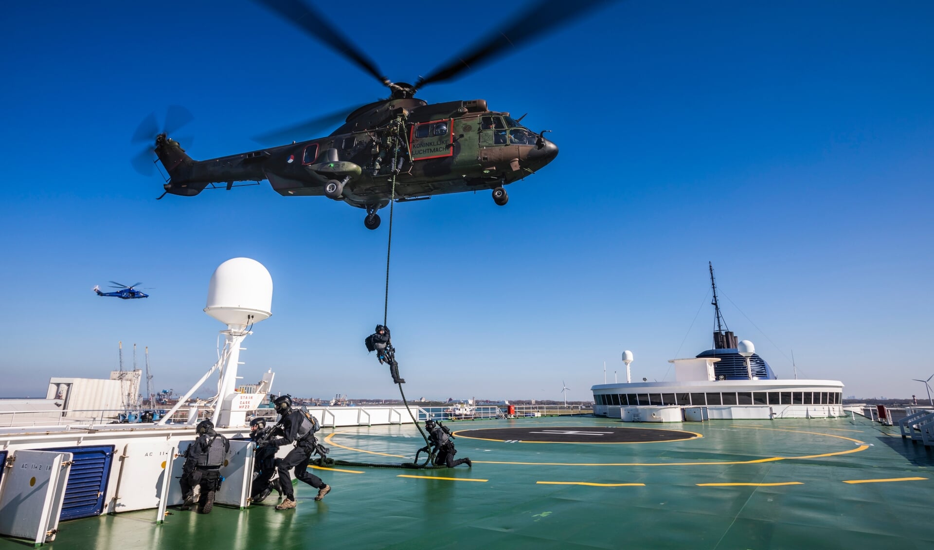 Tijdens de oefening Port Defender in 2019 werden vanuit een helikopter speciale eenheden van Defensie en politie afgezet op het dek van een veerboot in de Rotterdamse haven.