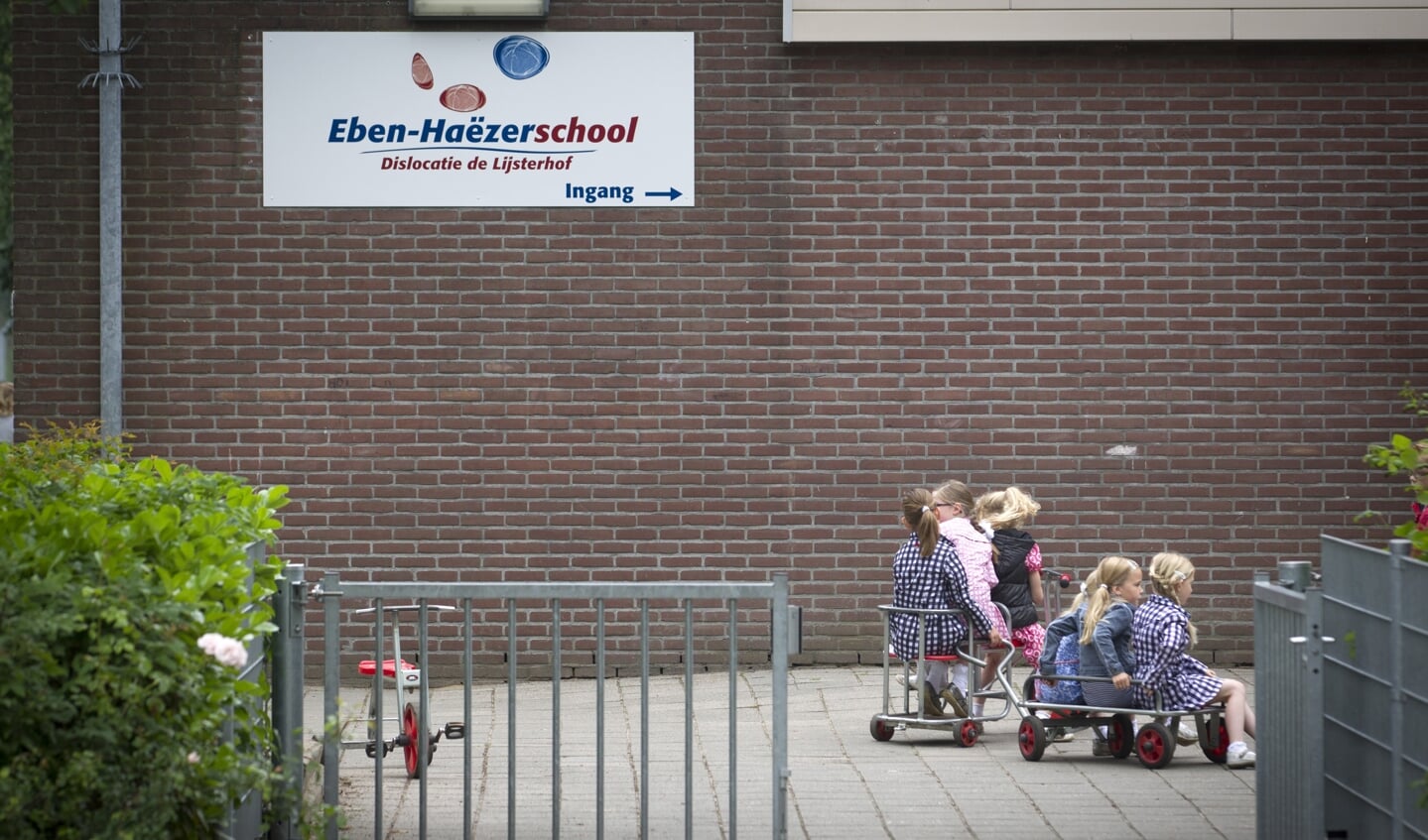 Reformatorische scholen hebben vaak een bijbelse naam. In dit geval Eben-Haëzer: de Heere heeft ons tot hiertoe geholpen.