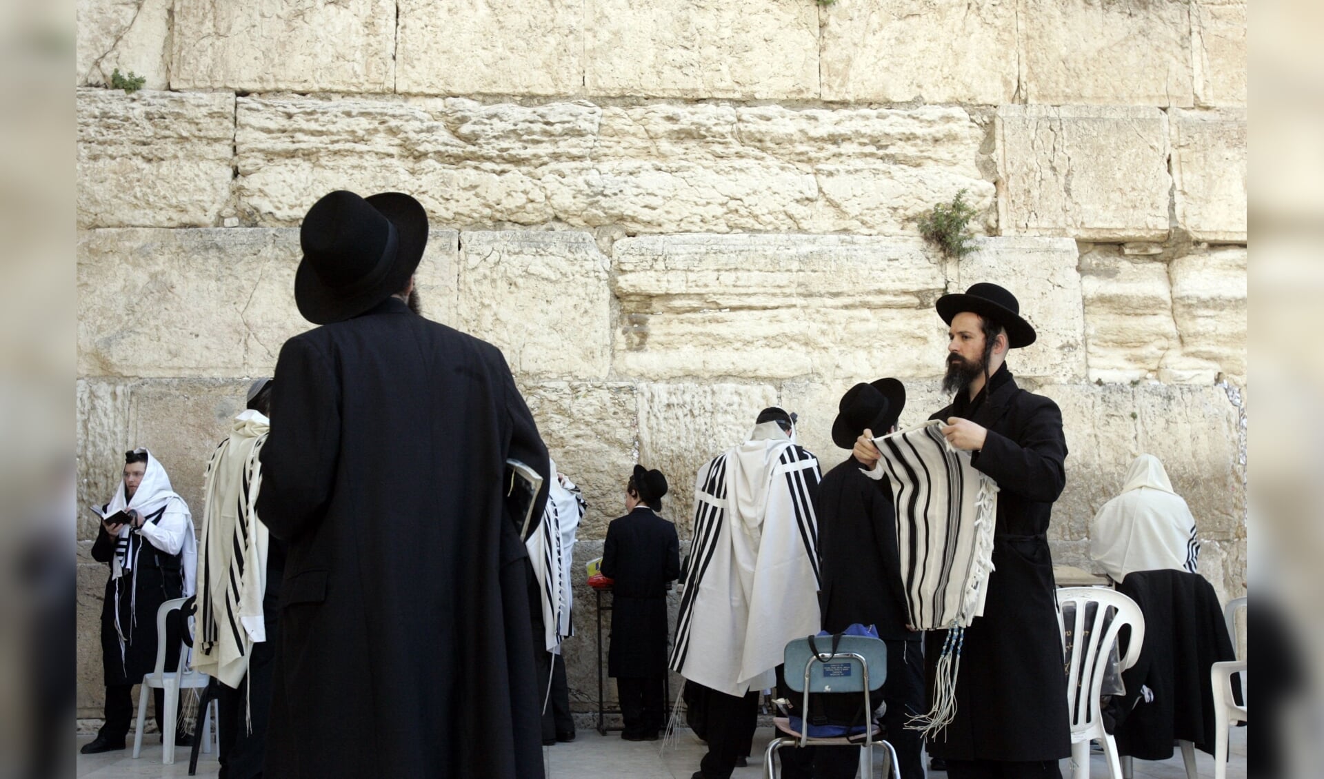 Orthodoxe joden bij de klaagmuur in Jeruzalem. In die stad zou een undercoverevangelist werken, die zich voordoet als rabbijn.