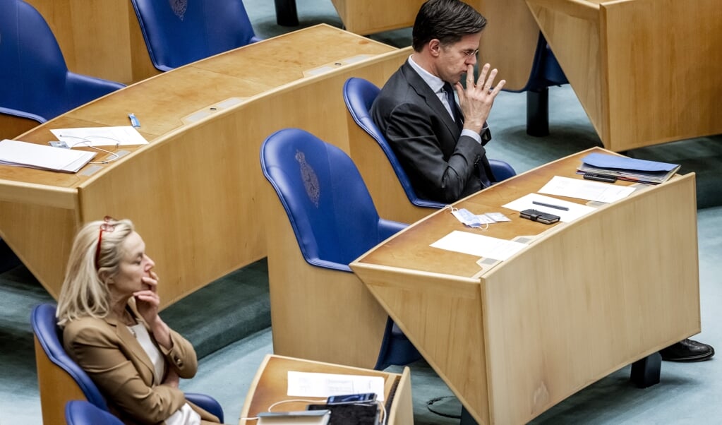 Sigrid Kaag (D66) en Mark Rutte (VVD) in de Tweede Kamer tijdens het debat over de mislukte formatieverkenning. (beeld anp / Remko de Waal)