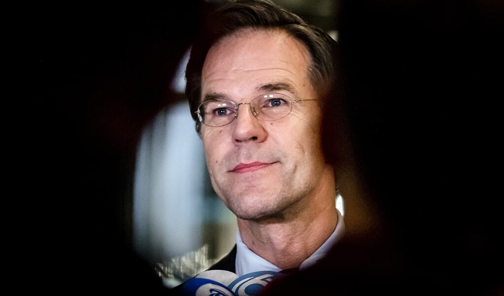 Mark Rutte staat de pers te woord in de Tweede Kamer na afloop van het debat over de mislukte formatieverkenning. (beeld anp / Remko de Waal)