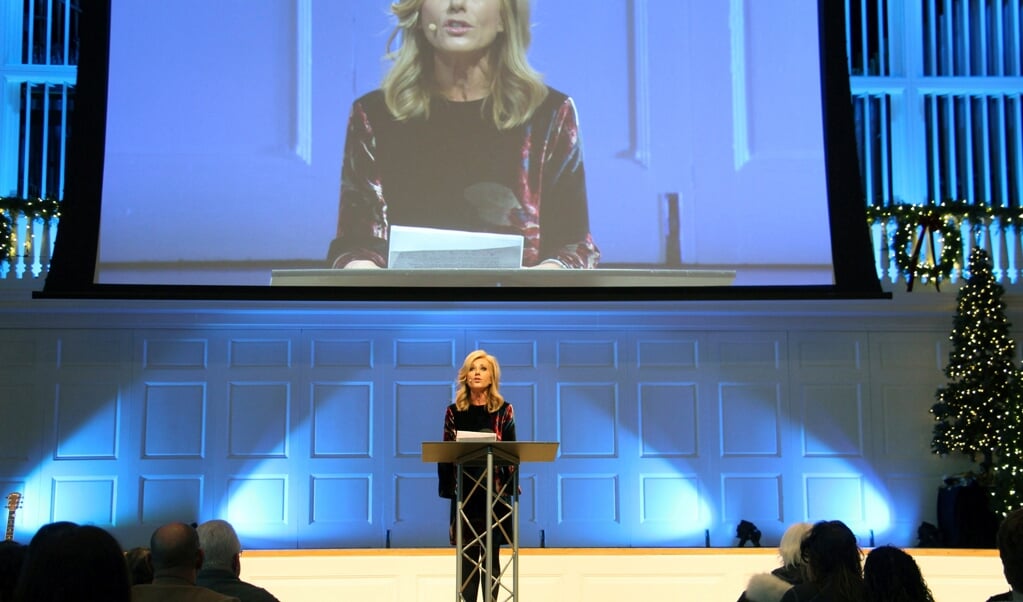Beth Moore spreekt op een symposium over seksueel geweld in 2018.  (beeld Hollandse Hoogte / AP | Associated Press)