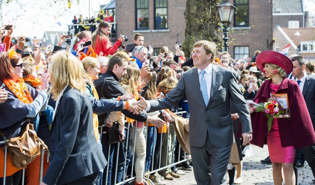Koning Willem-Alexander en koningin Máxima vieren Koningsdag in Dordrecht in 2015. (beeld anp / Frank van Beek)