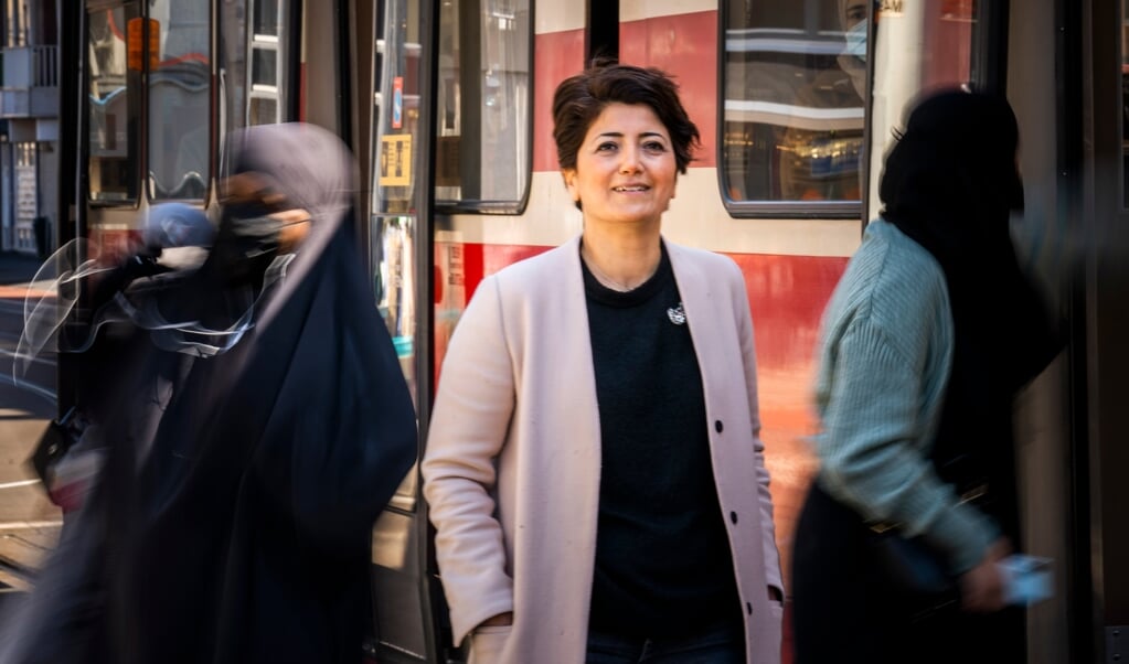Huisarts Güven Yildiz in de Haagse Schilderswijk. Veel van haar patiënten hebben overgewicht, diabetes of astma. ‘Juist deze mensen, die extra risico lopen met corona, wil je vaccineren.’ (beeld Freek van den Bergh)