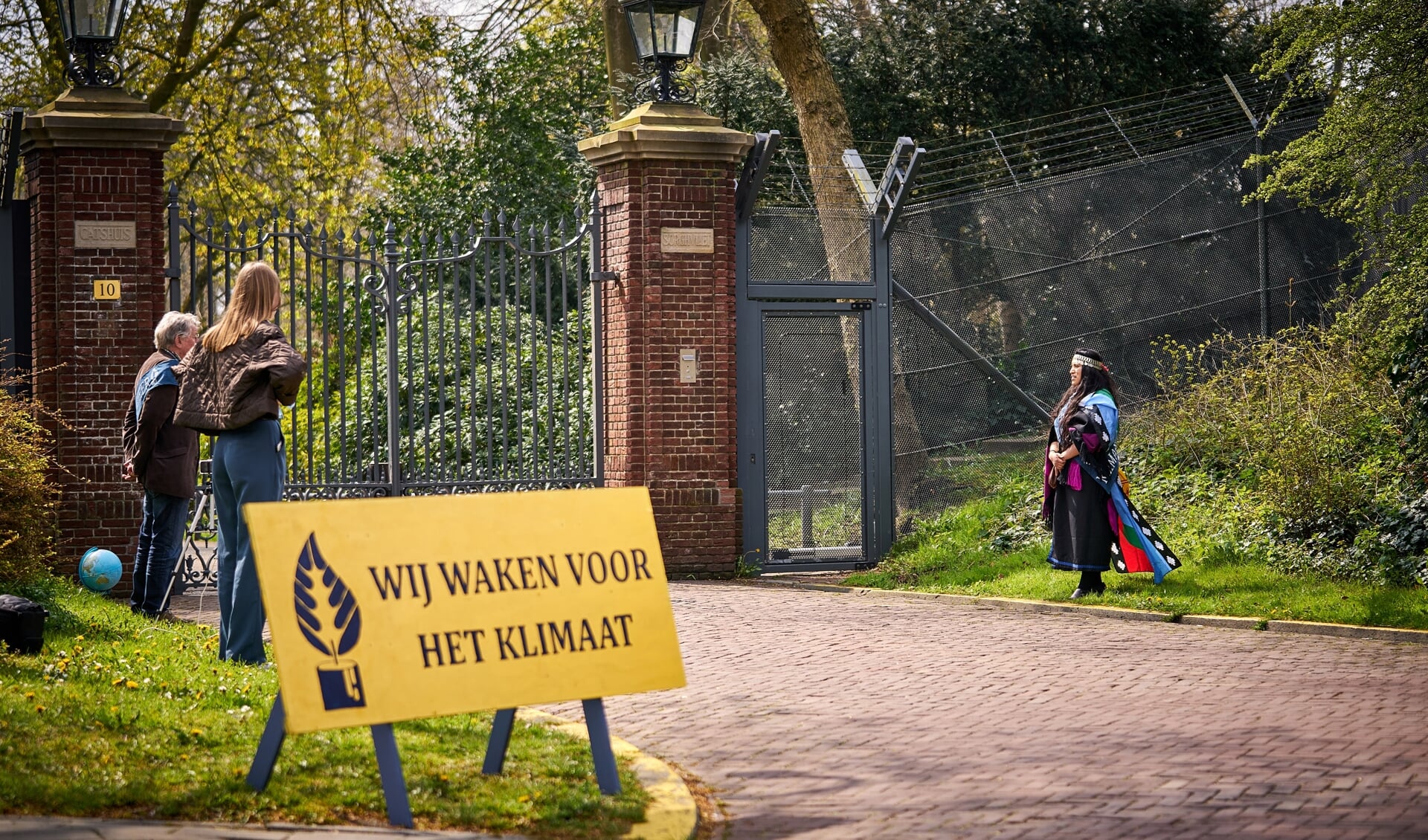 Klimaatactivisten zijn afgelopen week een Klimaatwake begonnen bij het Catshuis in Den Haag. De wake gaat door zolang de kabinetsformatie voortduurt. De noodhulporganisatie ZOA heeft besloten ook mee te doen.
