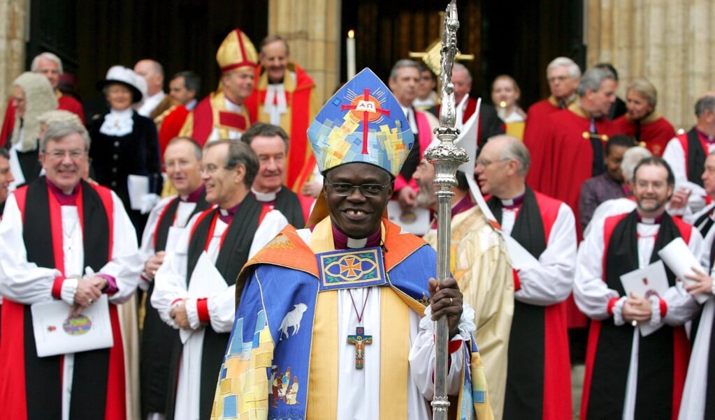 John Sentamu bij zijn inwijding als aartsbisschop van York in 2005. Met Michael Nazir-Ali waren er toen twee bisschoppen uit een etnische minderheid. Nazir-Ali trad in 2009 af, Sentamu in 2020 en toen was er geen één meer. (beeld epa / Stephen Pond)
