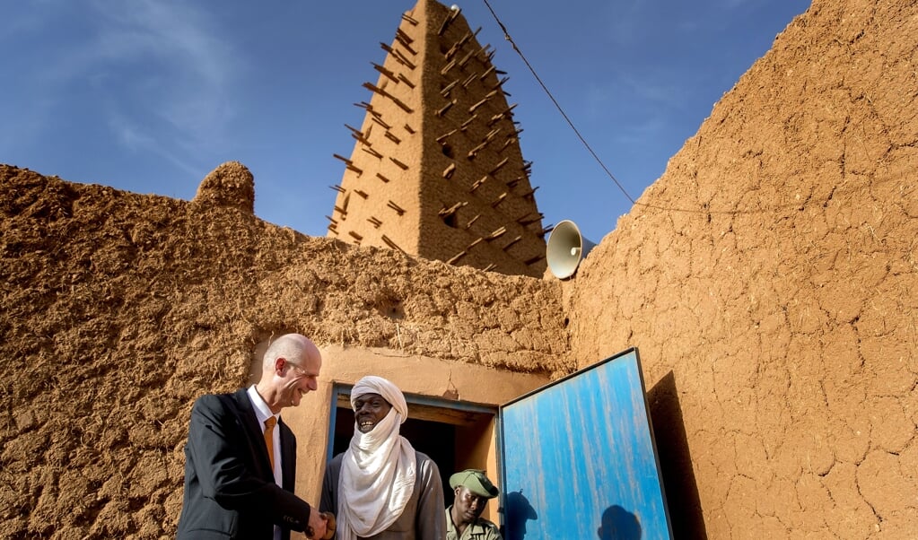 Minister Stef Blok van Buitenlandse Zaken tijdens een bezoek aan de Grote Moskee in Niger in 2018. ‘We willen kansen benutten, zowel politiek als economisch.’ (beeld anp / Koen van Weel)