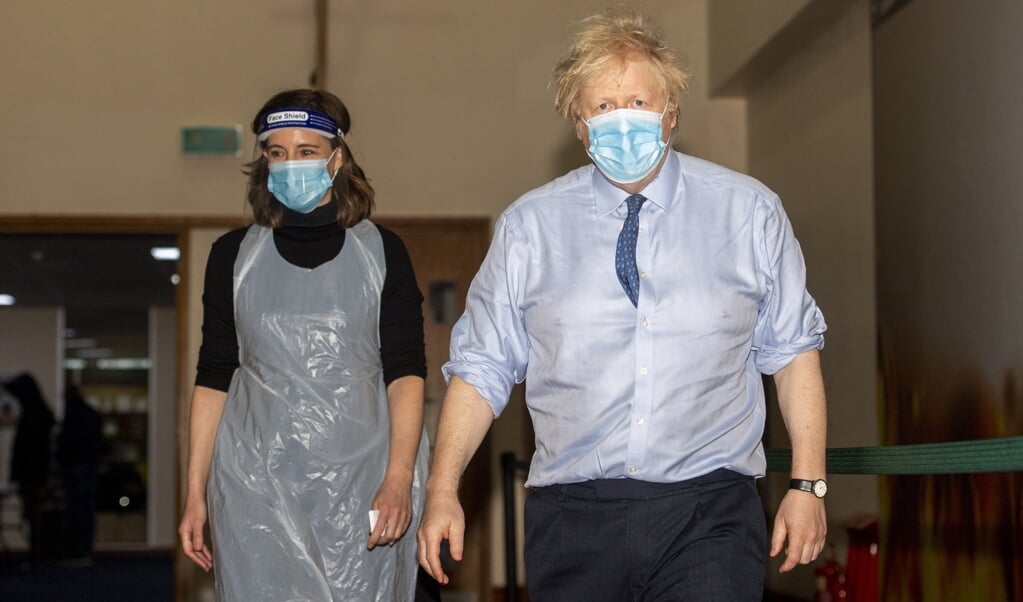 Boris Johnson tijdens zijn bezoek aan Jesus House for All The Nations in noord-London, tijdelijk ingericht als vaccinatielocatie. (beeld afp / Geoff Pugh)