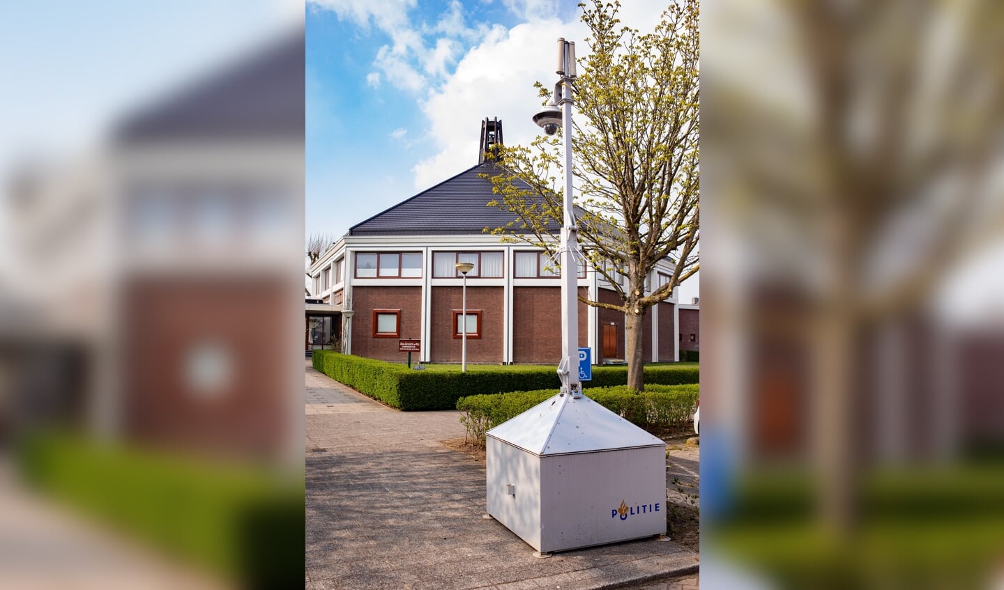De ‘Mieraskerk' van de Oud-Gereformeerde Gemeente in Krimpen aan den IJssel, met een bewakingscamera van de politie op de voorgrond.