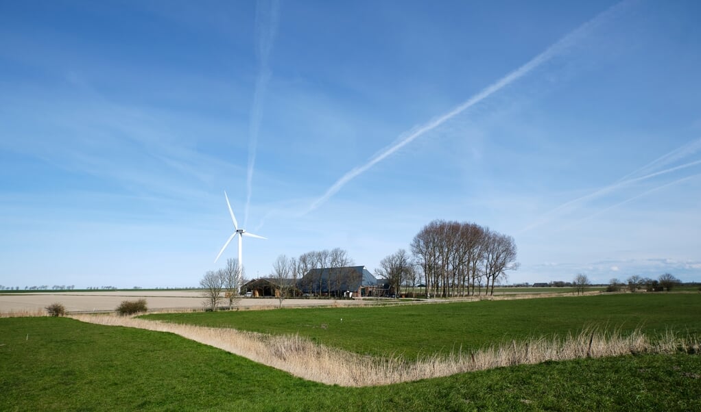 Een boer weet als geen ander hoe afhankelijk hij is van een goed bodemleven en hij zou wel gek zijn om dat willens en wetens de nek om te draaien. (beeld © Dick Vos)