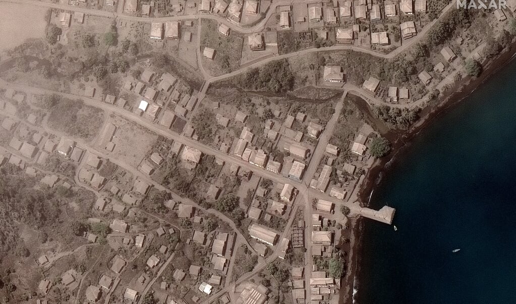 Satellietfoto’s laten zien hoe een deel van het Caribische eiland bedekt is onder een dikke laag as. (beeld epa / Maxar Technologies)