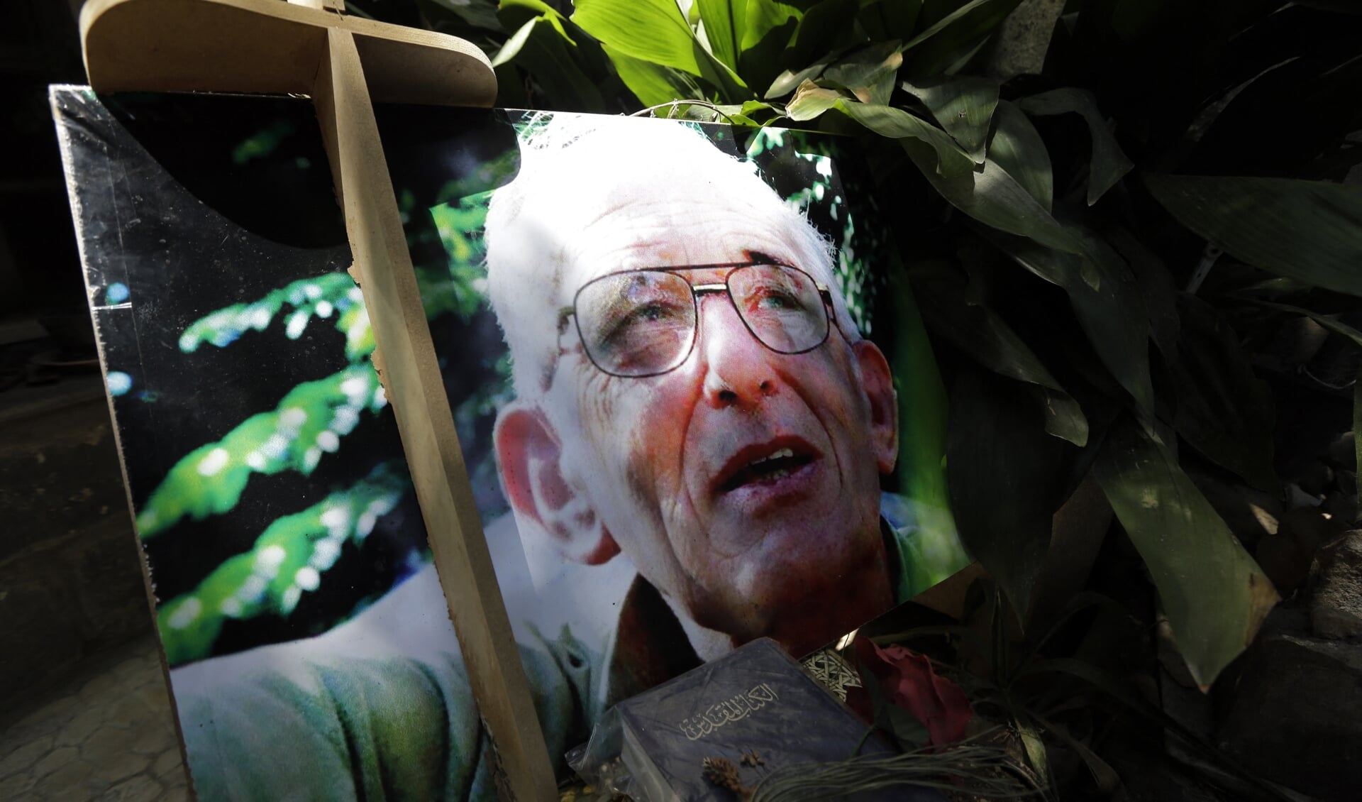 Portret van pater Frans van der Lugt op zijn graf in Homs.
