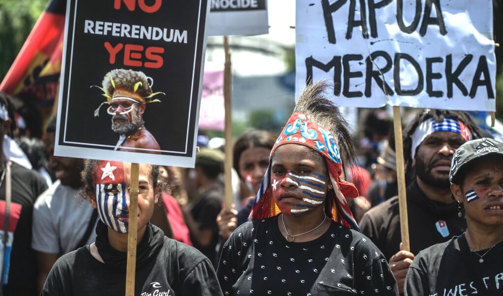 De Amerikaanse (oorlogs)verslaggever John Martinkus zag nergens 'een systematischer onderdrukt en geïsoleerd volk dan de Papoea’s'. aanhangers van de Organisasi Papua Merdeka (OPM) voeren actie voor een onafhankelijk Papua. (beeld afp / Juni Kriswanto)