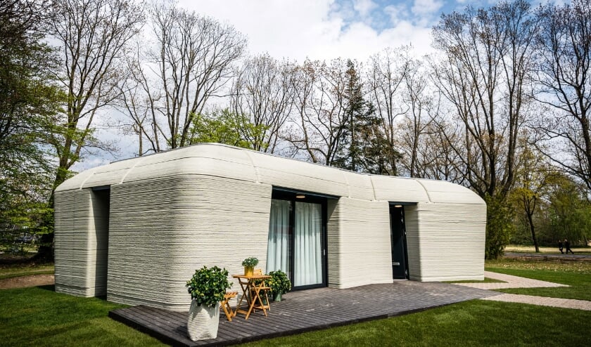 Volgens de bouwers is het 3D-betonprinten van huizen sneller en duurzamer. (beeld epa / Rob Engelaar)