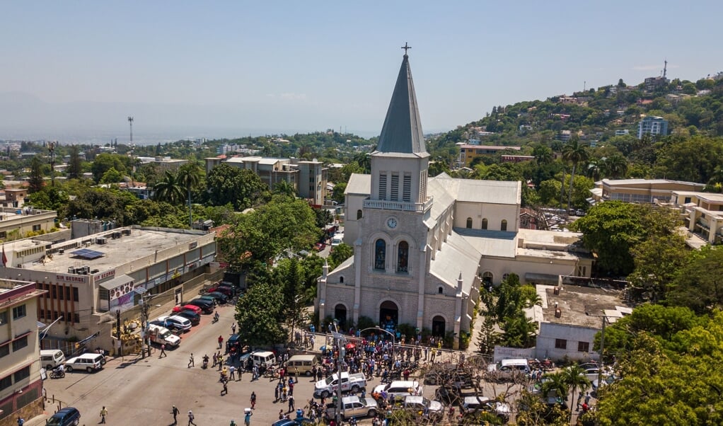 De kerk van San Pedro in Port-au-Prince, de hoofdstad van Haïti waar bisschoppen op 15 april tijdens de mis baden voor de zeven ontvoerde geestelijken en drie familieleden. (beeld Epa / Jean Marc Herve Abelard)
