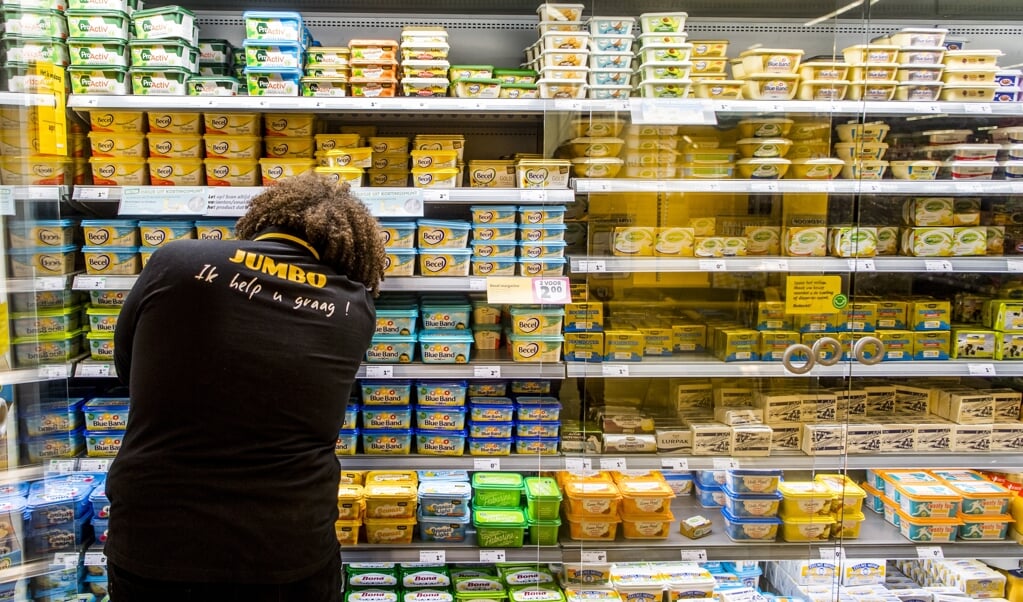Een Jumbo-medewerker aan het werk in een filiaal in Zwijndrecht. Bij Jumbo komen de functies ‘afdelingschef’ en ‘eerste medewerker’ te vervallen. (beeld anp / Marco de Swart)