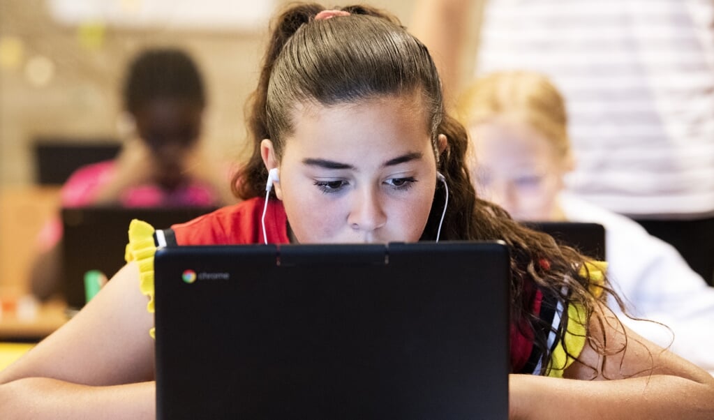 Een leerling van basisschool Het Rondeel legt de eindtoets Route 8 af, een alternatief op de bekende Cito-toets. (beeld anp / Piroschka van de Wouw)