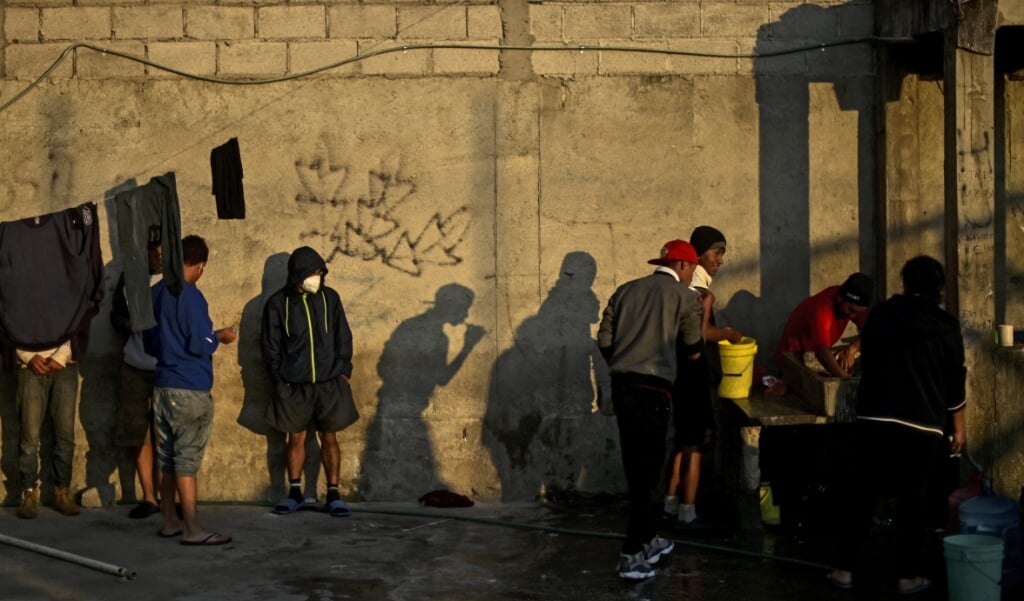 Midden-Amerikaanse migranten wassen zich in de Sagrada Familia-opvang terwijl ze wachten op de zogenaamde La Bestia (Het Beest) goederentrein, in een poging de Amerikaanse grens te bereiken, in Apizaco, in Mexico. (beeld afp / Pedro Pardo)
