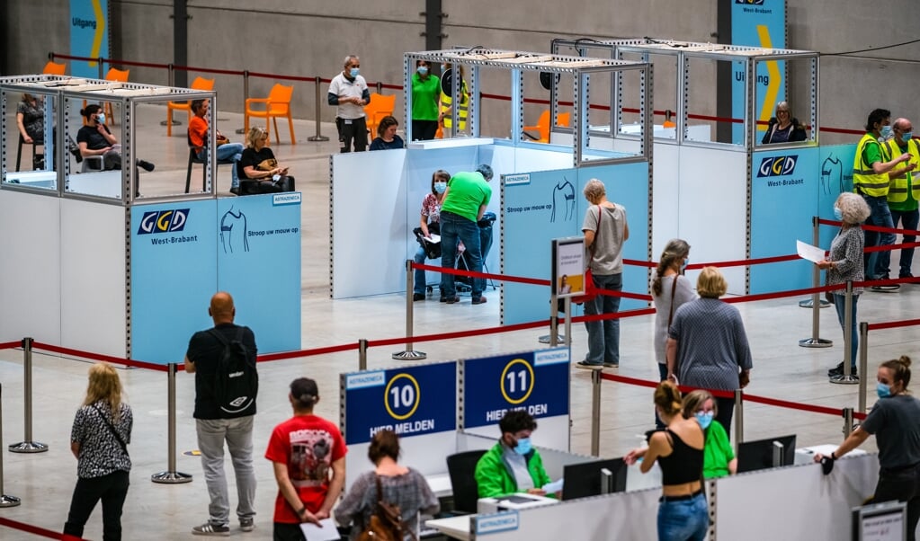 Een XL vaccinatielocatie in Breda. De GGD’en maken zich op voor opschaling van het vaccineren. De vraag is of er genoeg vaccins geleverd worden. (beeld anp / Rob Engelaar)