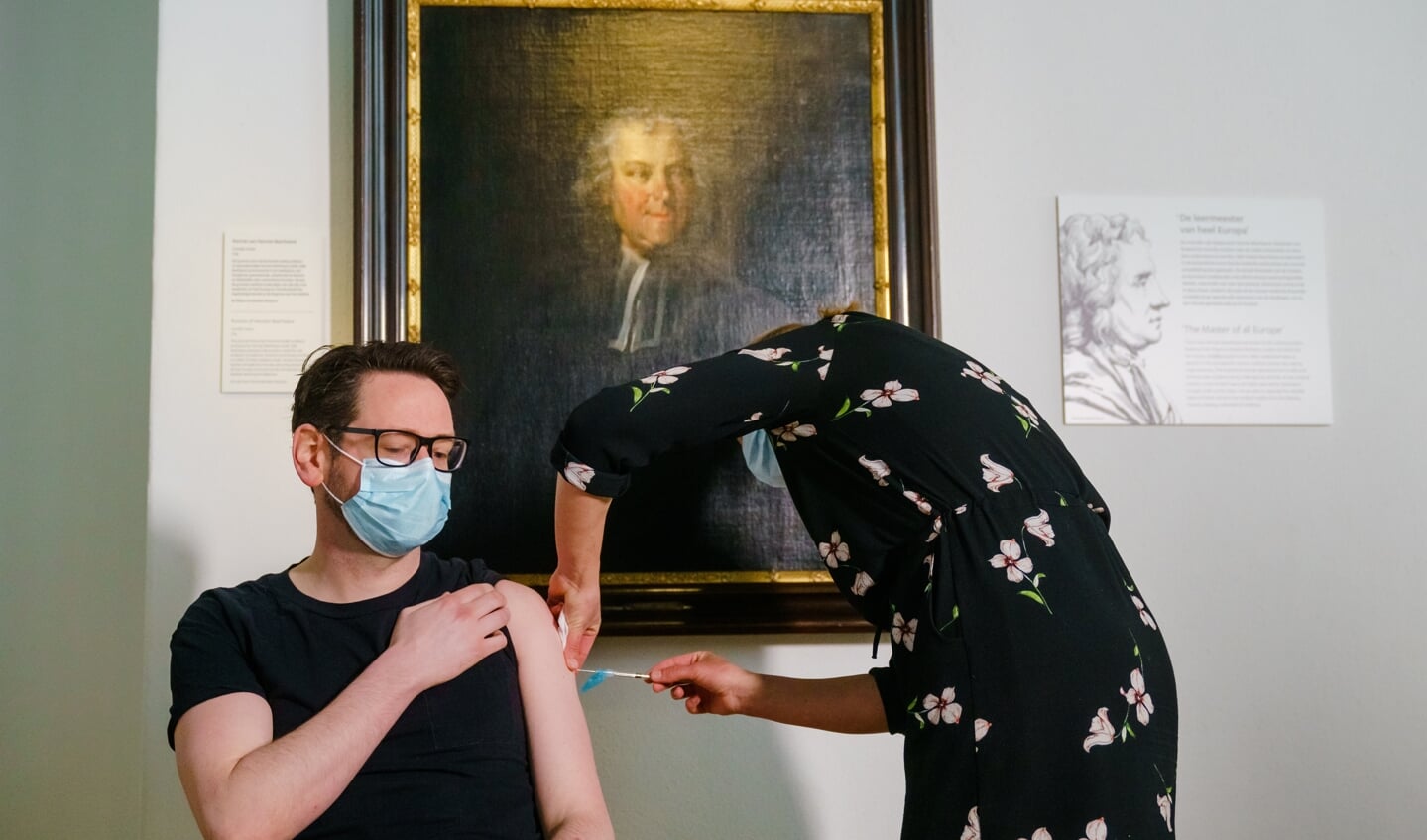 Huisarts Sylvia van den Berg dient in Rijksmuseum Boerhaave een van de eerste prikken met het Janssen-vaccin toe bij een medewerker van de ggz.