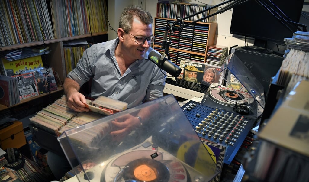 Radiopiraat Erik Engelbertink alias Twentse Tukker draait elke woensdagavond voor radiostation Olympia, het grootste legale piratenstation van Nederland. (beeld Marcel van den Bergh)