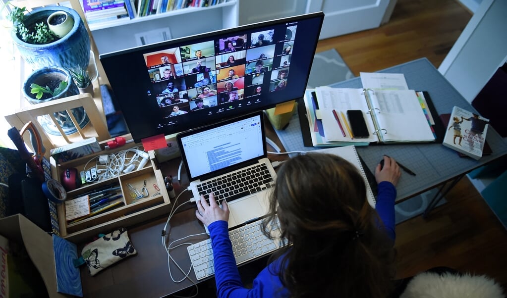 Dag in dag uit uren achter de webcam, het is een gebruikelijk beeld geworden het afgelopen jaar. (beeld afp / Olivier Douliery)
