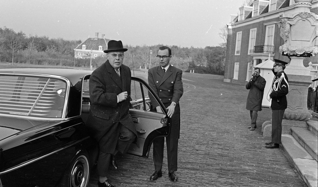 Louis Beel brengt een bezoek aan koningin Juliana, november 1966.  (beeld anp)
