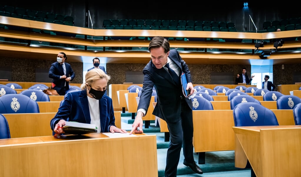 Sigrid Kaag (D66) en Mark Rutte (VVD) voor aanvang van het debat over het aanwijzen van en opdracht verlenen aan een informateur. (beeld anp / Bart Maat)