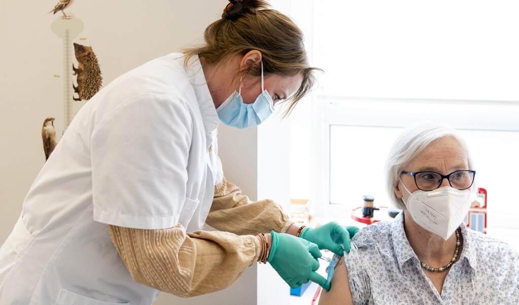 Het RIVM heeft momenteel geen goed zicht op wie er is gevaccineerd en met welk vaccin. (beeld anp / Sander Koning)