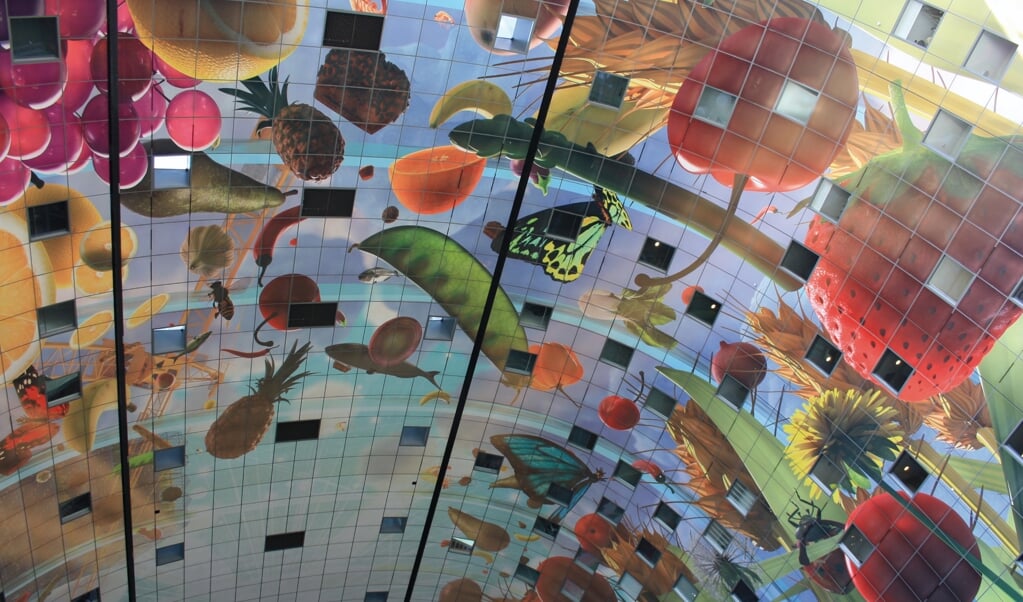Plafonddecoratie Hoorn des overvloeds in de Rotterdamse Markthal.  (beeld Arjan Glas)