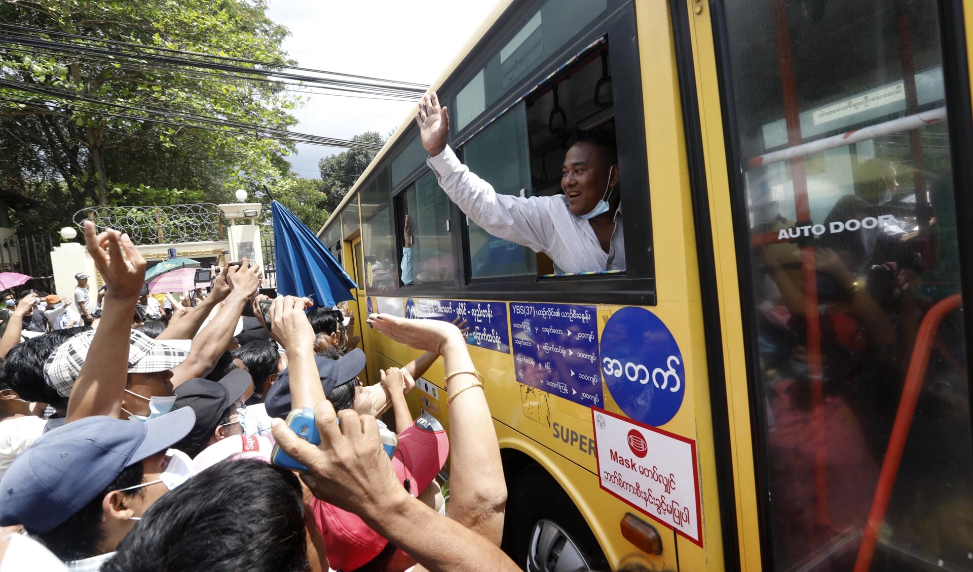 Vrijgelaten gevangenen begroeten in Yangon hun familie. 
