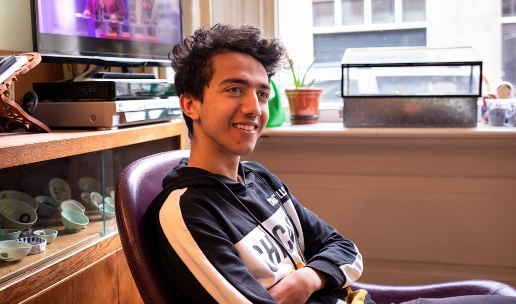 Amran komt uit Jemen en woont sinds twee jaar in Nederland. Hij is gast bij het gezin Robbemond tot hij herenigd wordt met zijn ouders en broertjes. (beeld DIRK HOL)