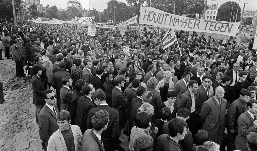 Demonstratie in Amsterdam op 5 juni 1967 tegen de Egyptische president Nasser, die Israël wilde vernietigen. (beeld anp)
