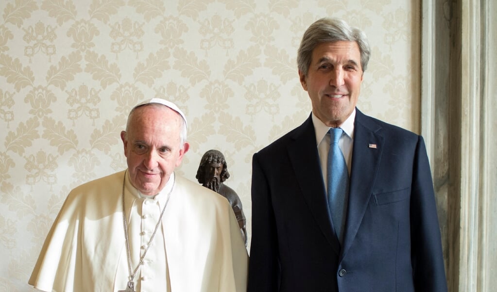 John Kerry, klimaatgezant van de Amerikaanse president, bezocht de paus afgelopen zaterdag. Dat was meer dan een vriendschapsbezoek. (beeld afp / Osservatore Romano)