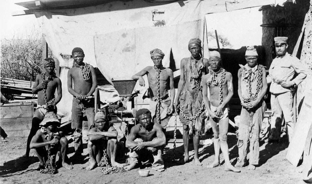 Gevangengenomen Herero- en Nama-mannen en een Duitse soldaat in de periode 1904-1908. Tachtigduizend Herero en Nama kwamen om het leven. (beeld afp / National Archives of Namibia)