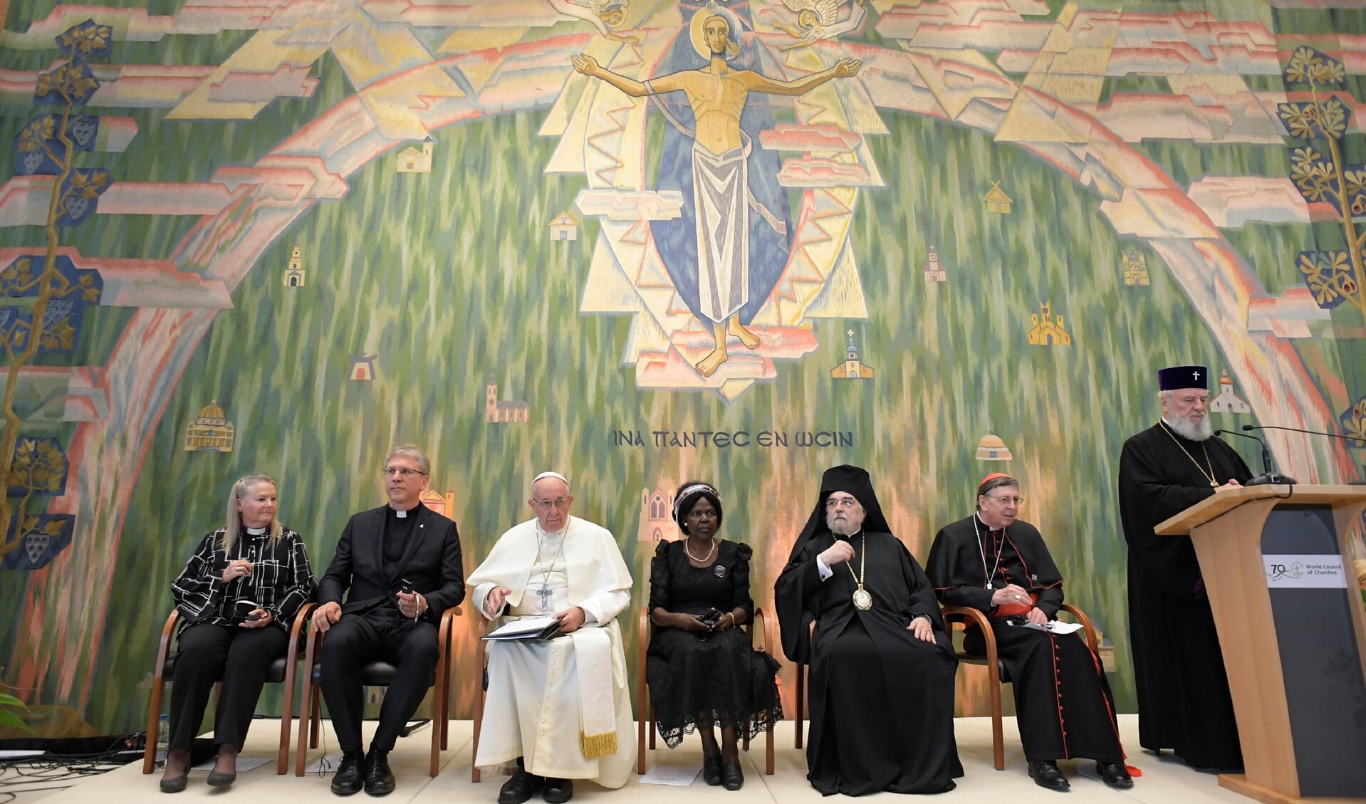 Paus Franciscus (in het wit) bezoekt het gebouw van de christelijk-oecumenische Wereldraad van Kerken in Bossey (bij Geneve).