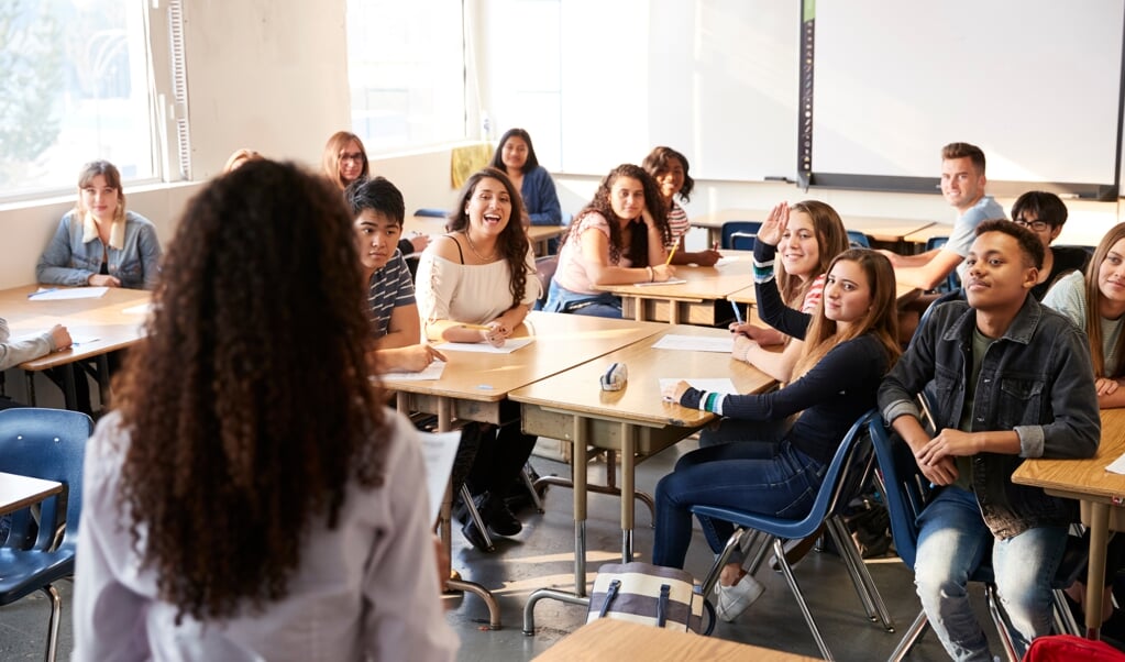 'Een docent moet in de gelegenheid zijn ieder kind voldoende aandacht te geven. Met een groepsgrootte van 25 tot soms zelfs 32 leerlingen wordt dat een lastige opgave.' (beeld iStock)